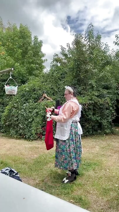 Im retro-zimmermädchen-outfit für einen tag
