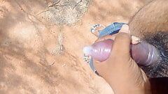 Il ragazzo tamil si masturba con il preservativo