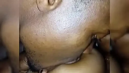 Derslerden tatilde olan yaramaz Afrikalı okul kızı