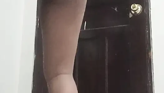 Tanteku telanjang, ganti baju di kamarnya.