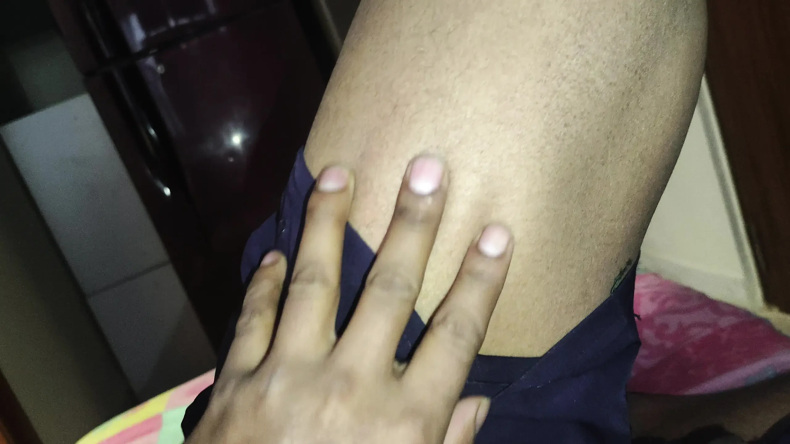 Kamwali bai jhadu pochha kar rahi hai uski bade bade bol dekh kar Muth Marne ka