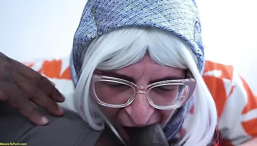 BBW-oma bekommt alle löcher von einem großen schwarzen schwanz gedehnt