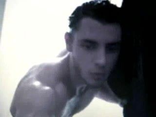 Azeri rak kille runkar sin kuk i duschen på kameran