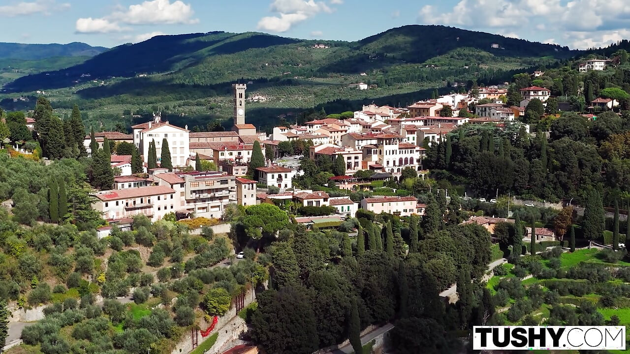 Tushy голодні до члена красуні Ліз Джордан і Мілан щока отримують свої ідеальні дупи в пристрасній анальній четвірці