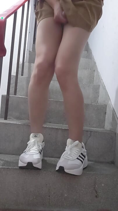 Shemale Ting Xuan masturbuje się wibratorem umieszczonym w klatce schodowej.