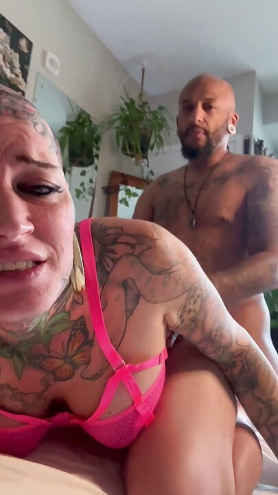 La trans Diana Deelight recibiendo una follada con calcetines cortos y un creampie de Jrockstar82
