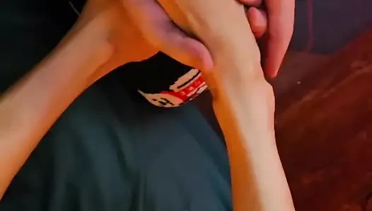 Melove bekommt eine massage auf ihre beine