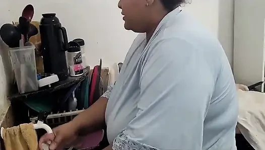 Ibu tiri, ayo ngentot di dapur? (Dia mengambil banyak air mani di mulutnya)