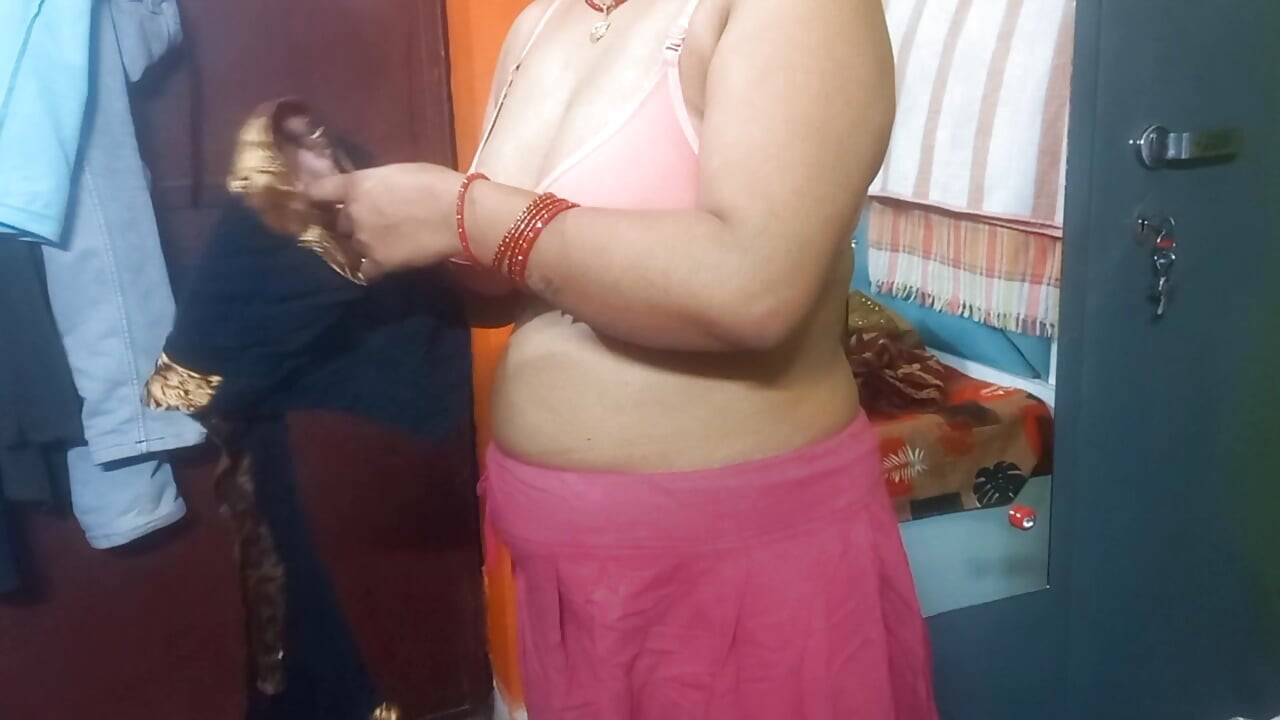 Muy hermosa india en sari rojo