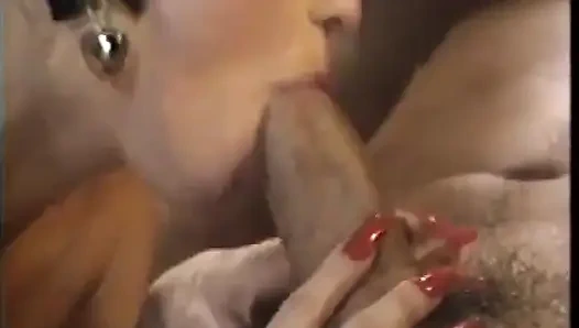 Красивая блондинка милашка кладет слюнявку на ручку