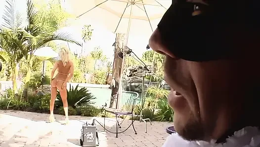 Kocası, orta yaşlı seksi kadının bunu yapmadan önce başka bir adam tarafından sikilmesini izliyor