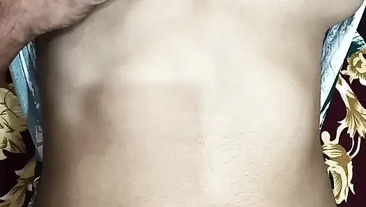 Kız arkadaşının iki bacağını da kaldırıyor. Kız arkadaş acımasızca sikiliyor
