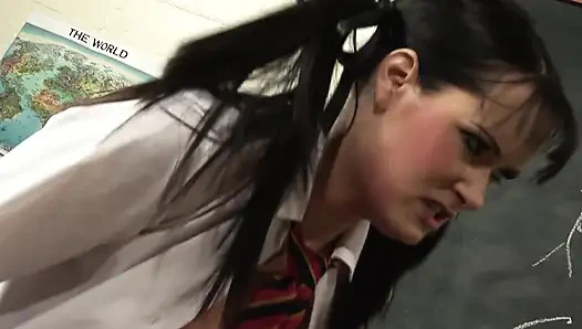 Брюнетка с большими сиськами в студенческой униформе наслаждается трахом в классе