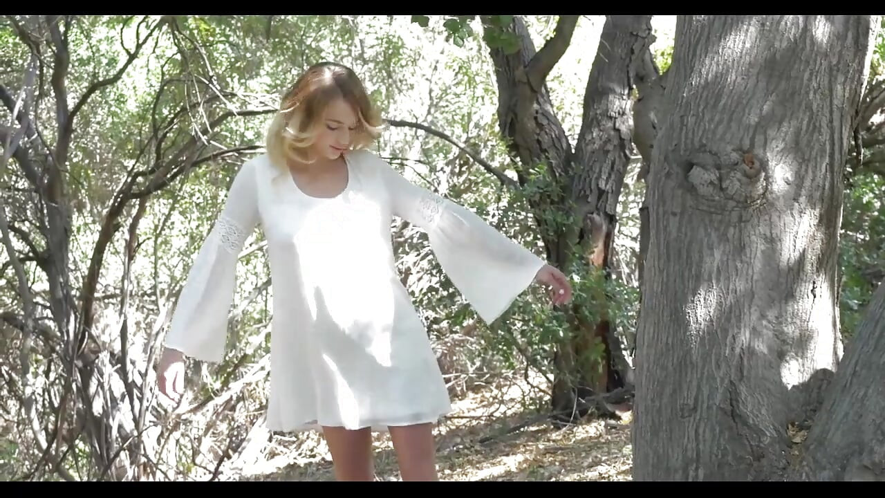 Plavokosa devojka masturbira u bazenu