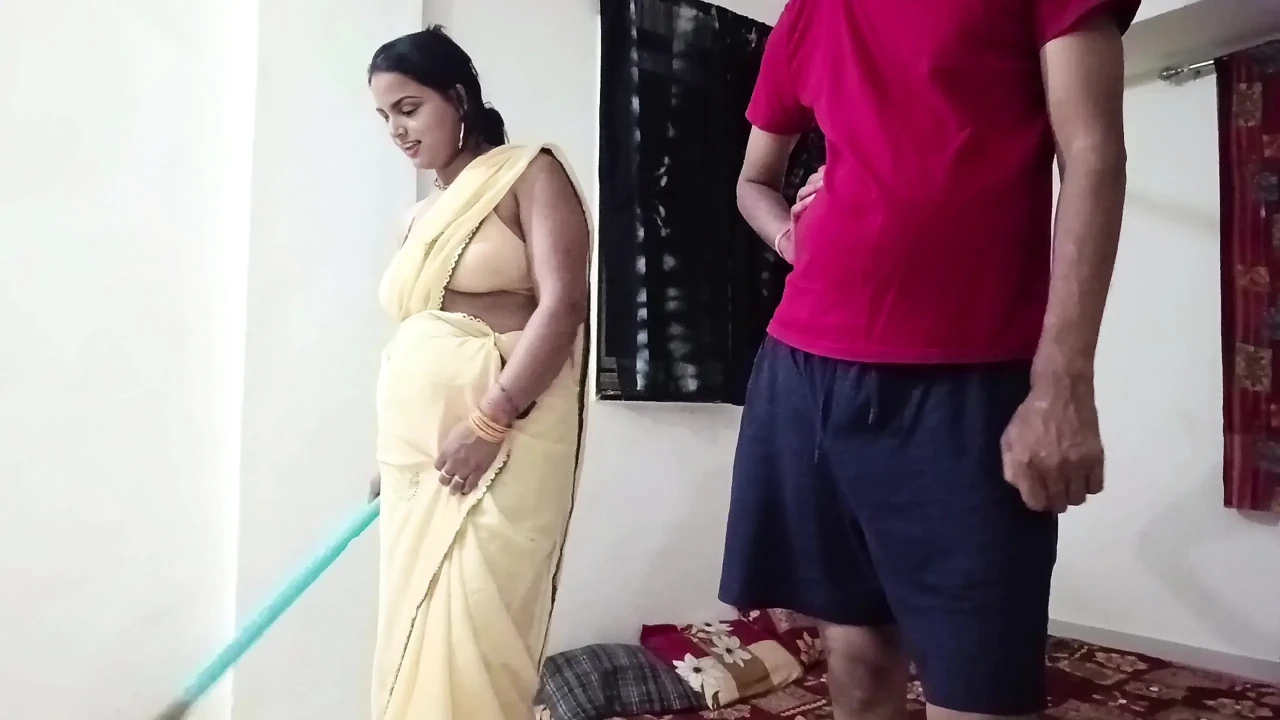 Riya Bhabhi was sweeping her master's house, the owner made sexual relations by talking sexy.