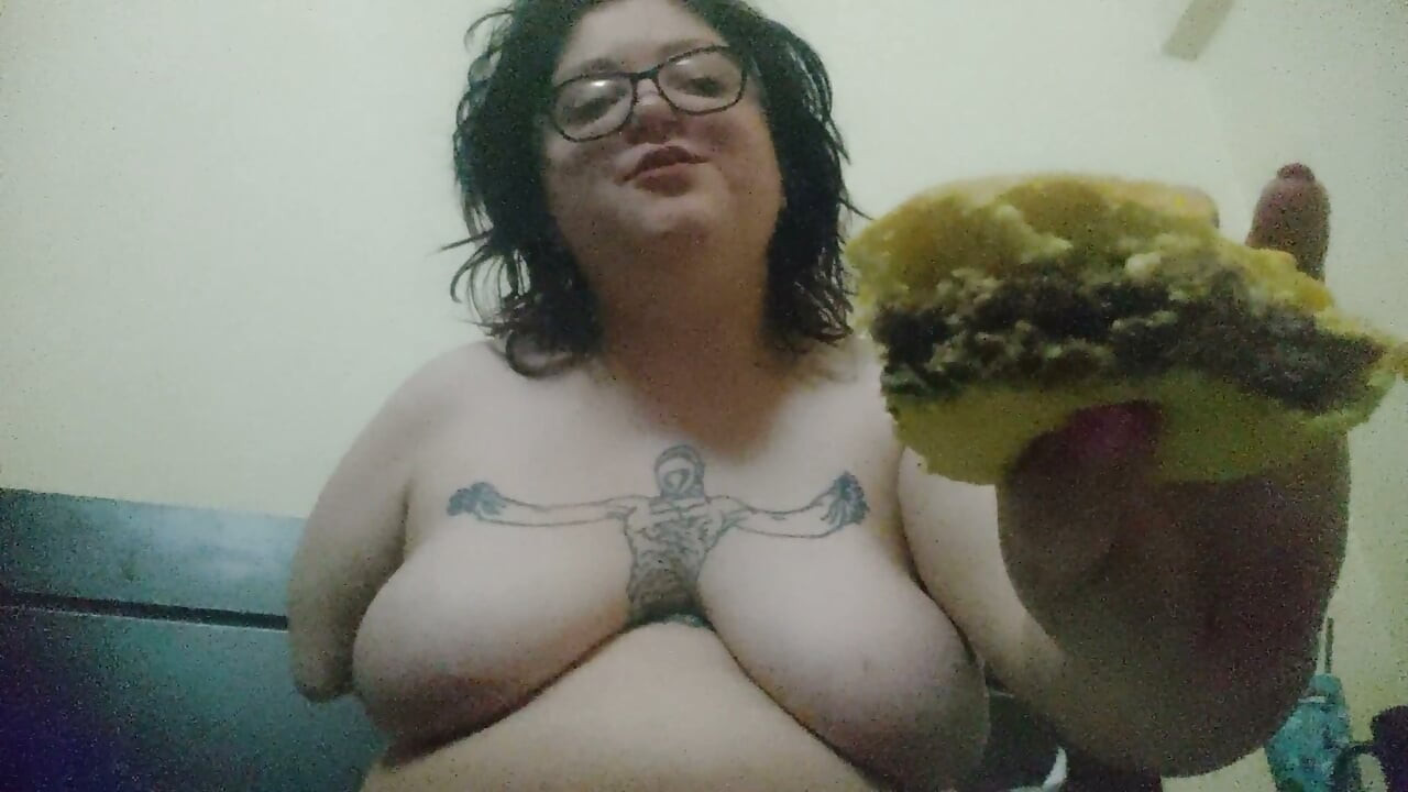 Tantangan Feedee 100 burger hari 1