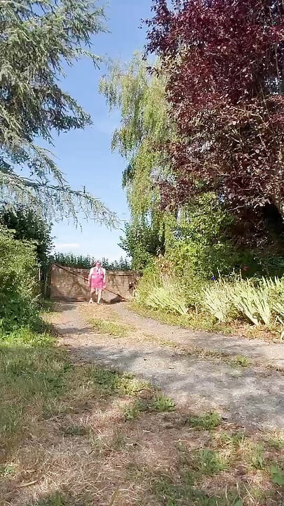 Gekleidet in einem engen rosa kleid für einen abend