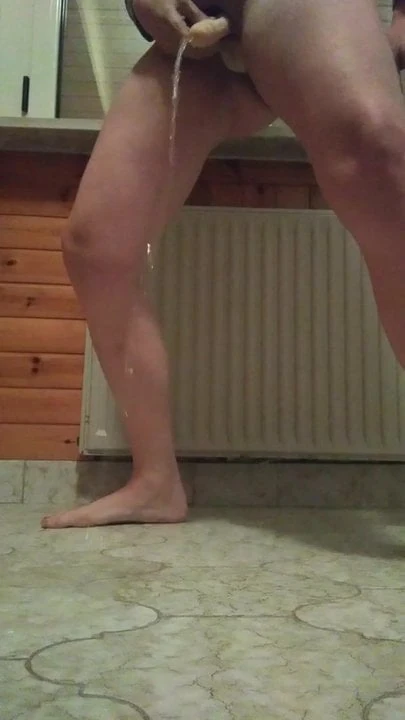 Quant'è bello pisciar per terra con il mio cazzetto di plastica (balletto di piscio)