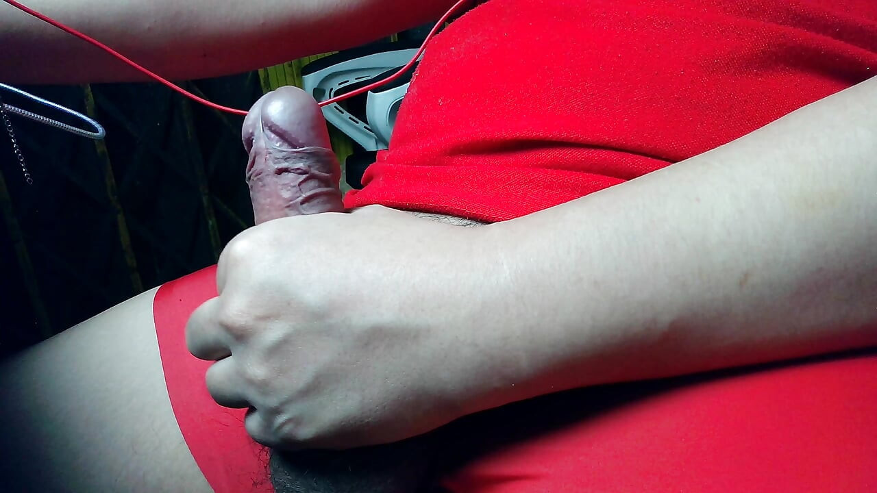 Acest tânăr nu s-a masturbat de mult timp și în sfârșit pula lui ejaculează o mulțime de spermă
