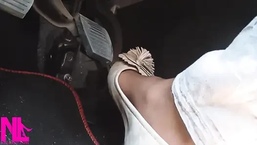 Pedalpumpen und fahren auf der Autobahn in weichen abgenutzten Wohnungen und Nylonsocken