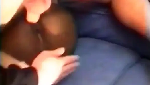 Bir yabancıyı erkek arkadaşının önünde sikmek için eve götüren çok sürtük bir zenci kız.