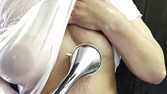 Горячая турецкая девушка принимает душ в мокрой рубашке
