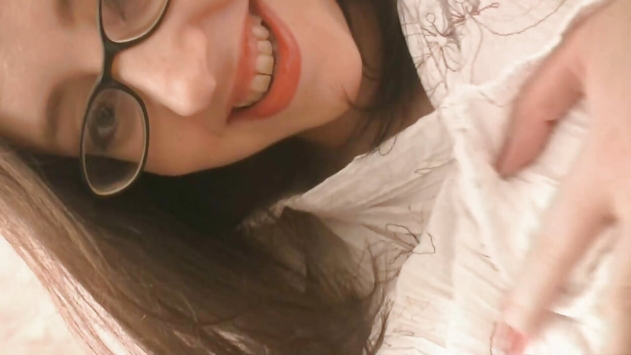 Une pipe sexy se termine par du sperme dans la bouche