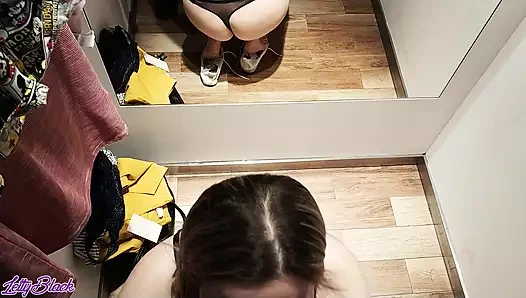 Оральный кримпай в торговом центре - секс с красоткой в общественном месте