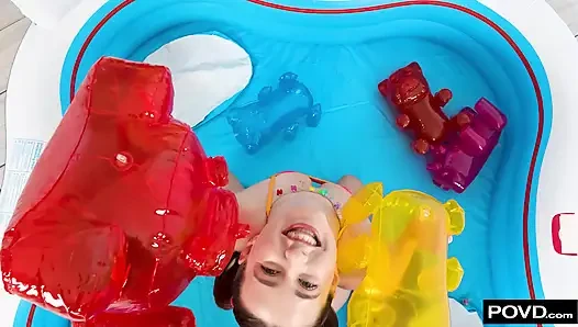 diese poolparty mit neuem spielzeug ist aus der hand gekommen
