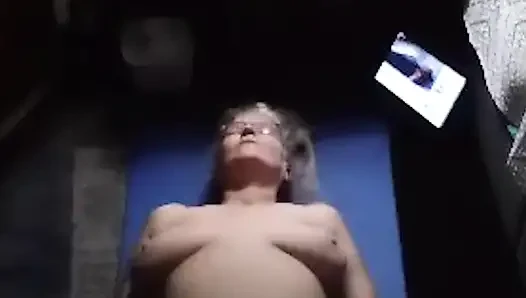 Сексуальная толстушка делает обнаженную йогу, затем!