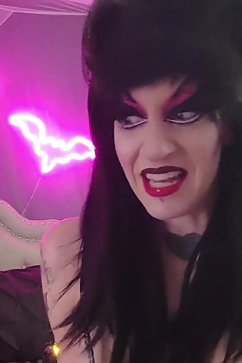 Elvira Monster Mash Sissy trening