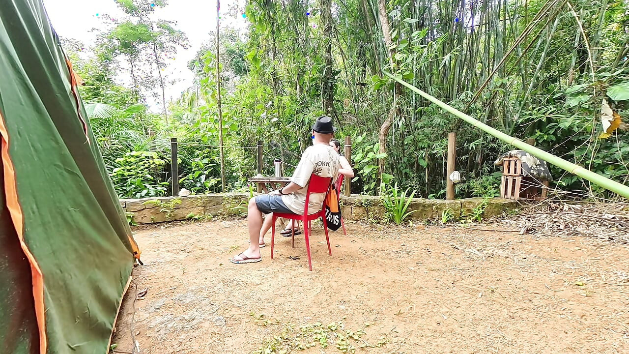 La chica del campamento acordó hacer una mamada y montar duro.