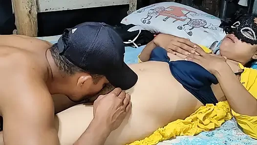 Tamil Hindistan'da 18 yaşındaki bir adamın açık amını x videosundan kırıyor