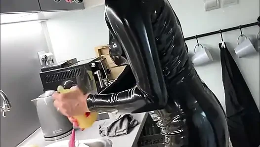 Pelayan dengan lateks lagi ngentot pakai sepatu hak tinggi dan rantai