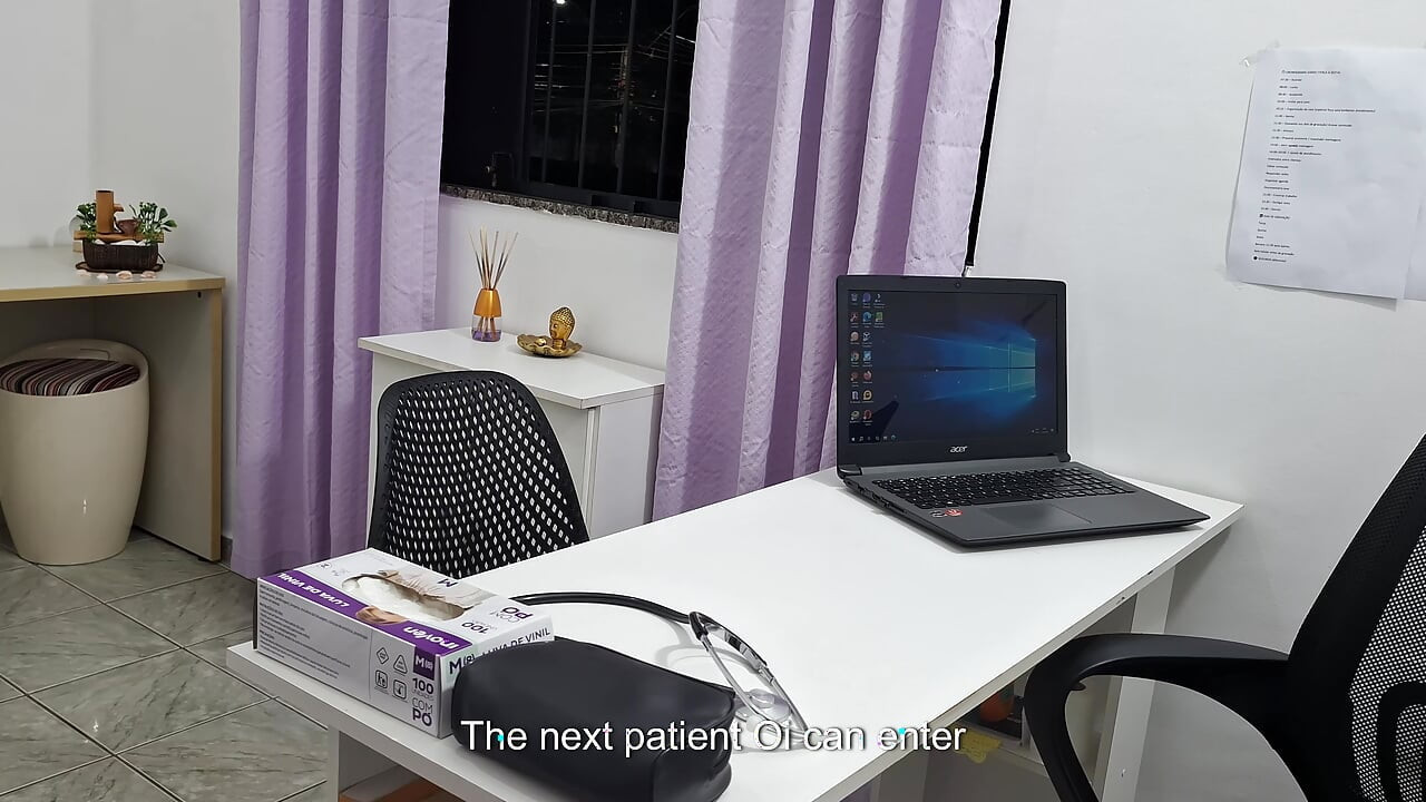 Pemeriksaan perubatan abdomen pesakit di pejabat doktor.