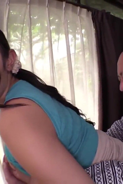 Tergesa-gesa panas tinggi naik sebagai isteri bengkung yang setia mendedahkan teteknya, kehadiran yang sangat hebat - adegan.2