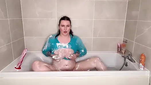 Miss ffw lagi asik muasin memek dan mainan seksnya di kamar mandi