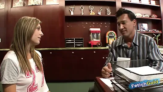 Pengasuh brunette seksi disetubuhi oleh ayah tiri yang terangsang