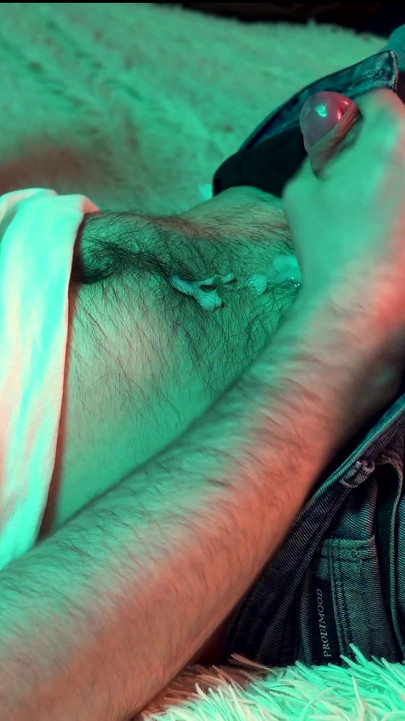 Okouzlující okamžik od "mladý sexy chlap sleduje porno na telefonu a honí si svého malého ptáka."