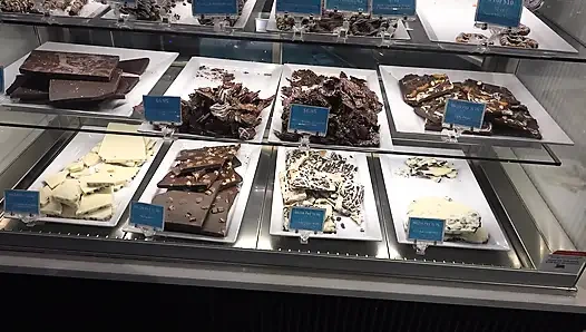 Marley Brinx randevuya çıkıyor, amını ovmana izin veriyor ve banyo yapıyor