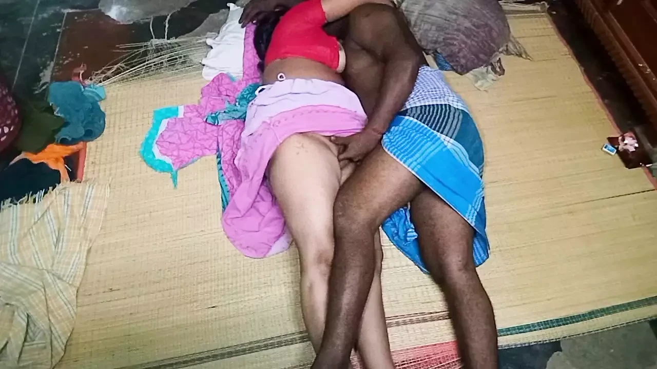 Pareja real del pueblo indio follando en casa
