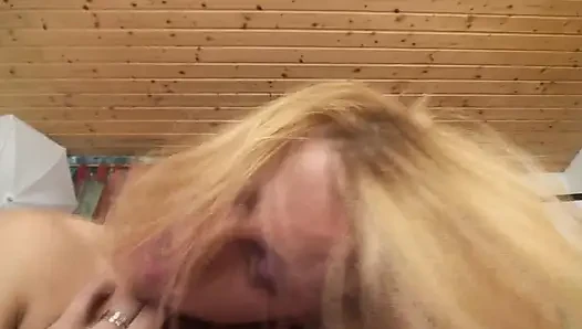 Ich wollte einen schwanz, aber er fingert einfach meine muschi und bring mich zum kommen