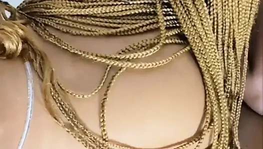 Две возбужденные шлюшки делят один хуй