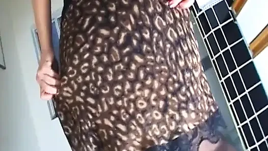 Olgun orta yaşlı seksi kadın iç çamaşırı çılgınlığında damlayan amını parmaklıyor