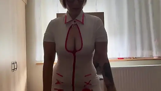 Doktoru olan eski kız arkadaşım yarağımı muayene ediyor ve her şeyi iyi buluyor