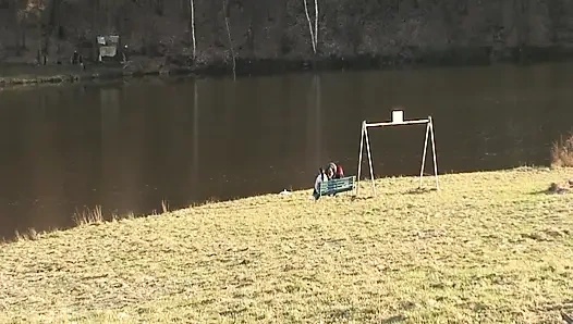 Ateşli esmer açık havada yaşlı adam tarafından yalanıyor ve parmaklanıyor