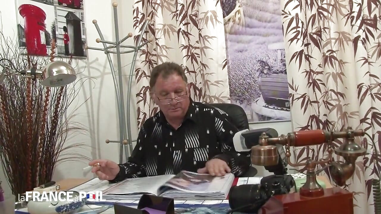 छोटे काले बाल वाली रंडी गले में गहरे लंड लेती है