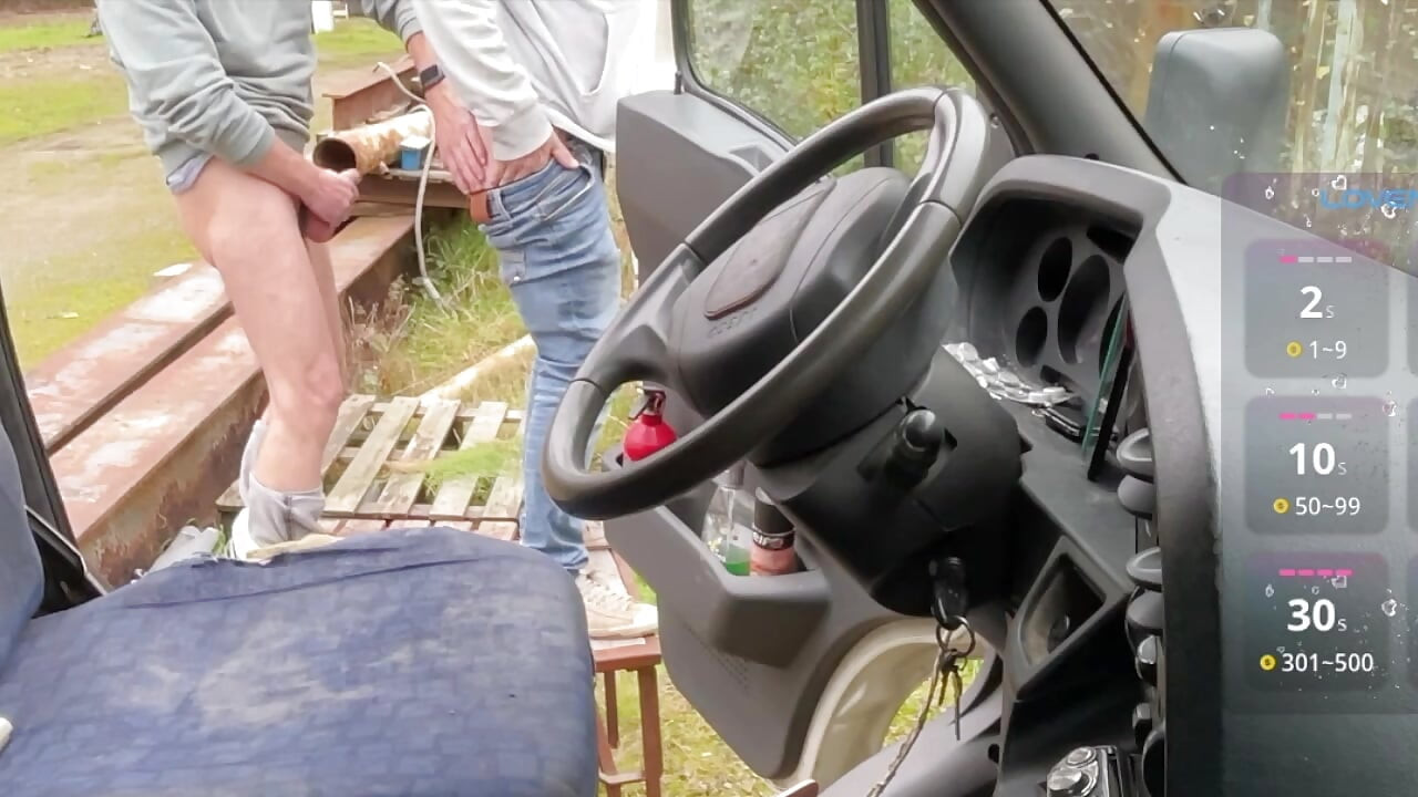 Maskirani tip puši moj veliki kurac u kamionu na odmorištu