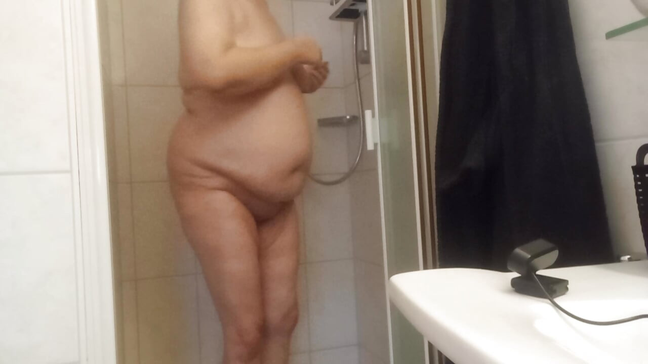 Зріла мачуха спокусливо приймає душ – аматорська мілф Сіл (Частина 1)