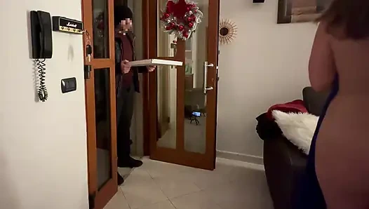 Nackter streich mit dem pizzaboten